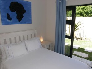 1 bedroom, in-room safe, iron/ironing board, travel cot - Boutique Resort Salty Breeze: Garden Cottage Blouberg - 700m vom Kite Beach (Cape Town)