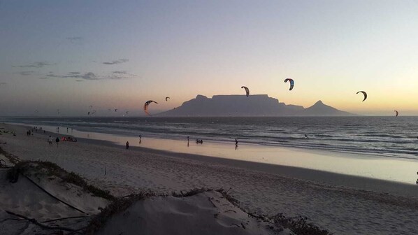 Sun-loungers, beach towels - Boutique Resort Salty Breeze: Garden Cottage Blouberg - 700m vom Kite Beach (Cape Town)