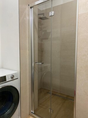 클래식 아파트 | 욕실 | 샤워 시설, 레인폴 샤워기, 헤어드라이어, 비데