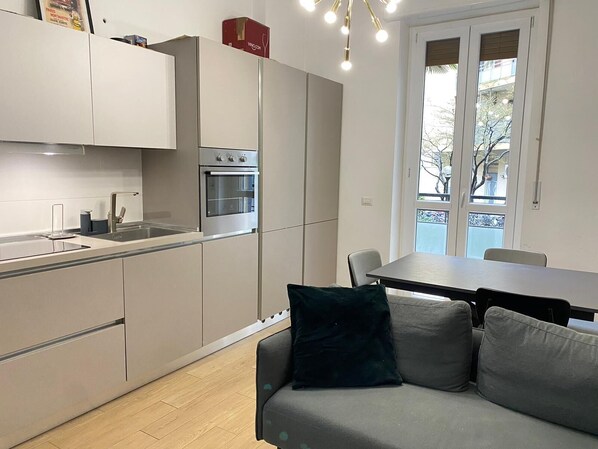 Klassiek appartement | Privékeuken | Een koelkast/vriezer, een magnetron, een oven, een kookplaat