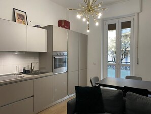 Classic Apartment | Dapur peribadi | Peti sejuk/penyejuk beku saiz penuh, ketuhar gelombang mikro, ketuhar 