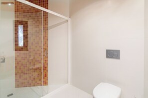 Haartrockner, Handtücher, Seife, Toilettenpapier