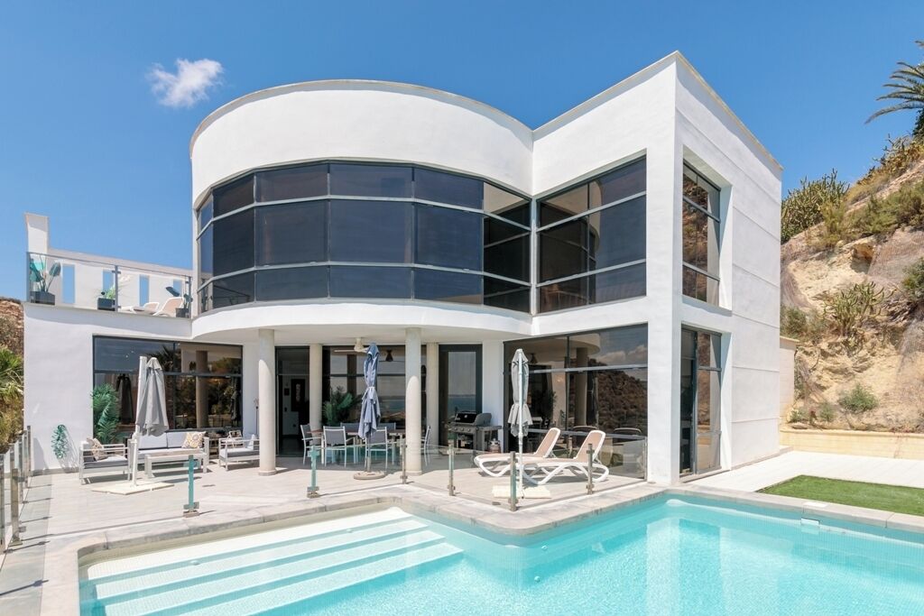 Een buitenzwembad en een verwarmd zwembad