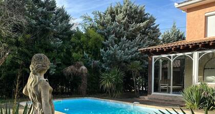 Villa située entre mer et montagnes, offrant un large éventail d'activités.