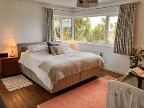 3 bedrooms, desk, iron/ironing board, travel cot - Ballydorn Lodge Strangford Lough (Killinchy)