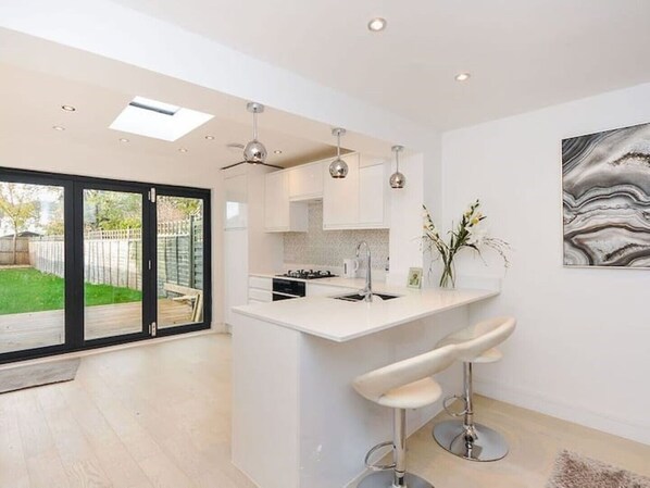 Fridge, microwave, oven, stovetop - Luxury 3 Bedroom House in Bromley, South East London (Bromley)