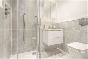 Douche, séchoir à cheveux, serviettes fournies, savon