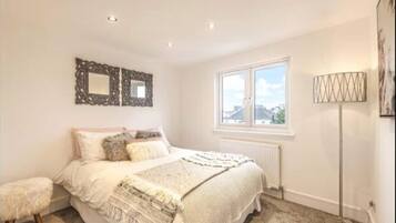 3 soverom, skrivebord, strykejern/-brett og reiseseng for barn