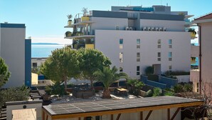A modern building with multiple balconies, a rooftop garden, and a view of the sea. - Sun Spalato Flower (Split)