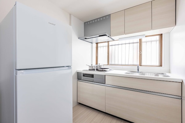 Deluxe House | Private kitchen | Full-sized fridge, microwave, stovetop, electric kettle