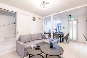 Deluxe huis | Woonruimte | Een flatscreentelevisie