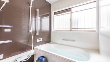 Nhà Deluxe | Phòng tắm | Đồ dùng nhà tắm miễn phí, máy sấy tóc, dép đi trong nhà