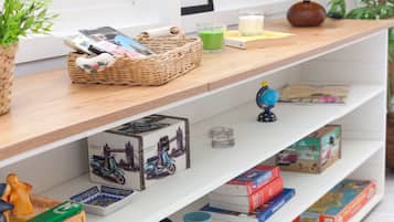 City appartement, niet-roken, keuken | Woonruimte | Een 50-inch smart-tv met kabelzenders