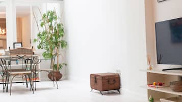 City appartement, niet-roken, keuken | Woonruimte | Een 50-inch smart-tv met kabelzenders