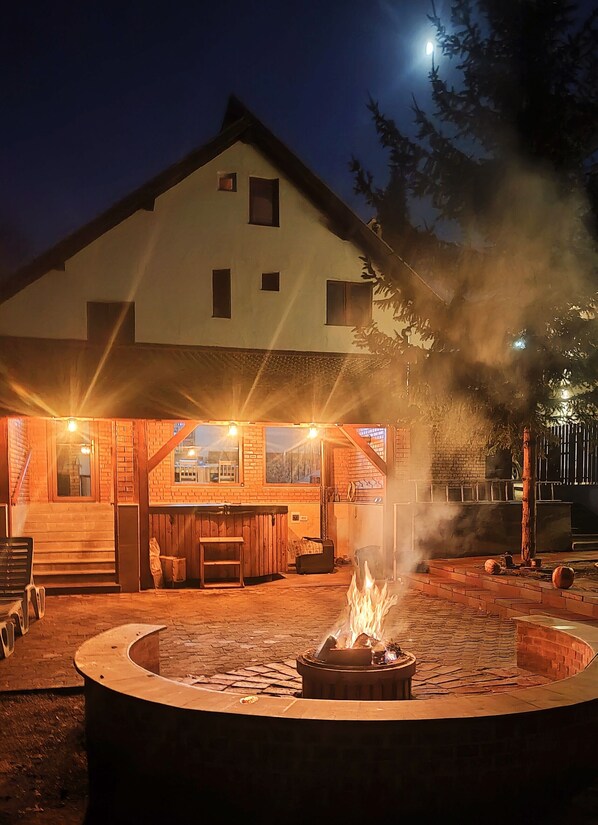 Terrace/patio - Chalet en Transylvanie à Côté de Château Dracula Avec Bain Norvégien (Predeluț)
