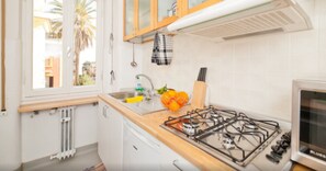 Geladeira, micro-ondas, cooktop, cafeteira/chaleira