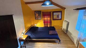 3 chambres, bureau, fer et planche Ă  repasser, lit parapluie