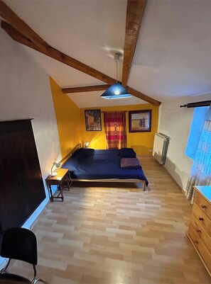 3 Schlafzimmer, Schreibtisch, Bügeleisen/Bügelbrett, Reisekinderbett