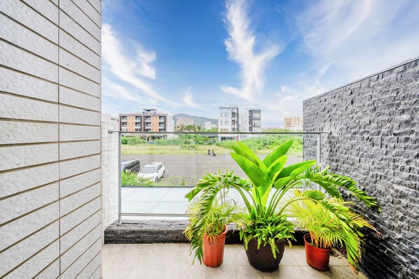 1 bed in 4-bed female dormitory room | Terrace/patio - Stay in Jialeshuei (Hengchun)