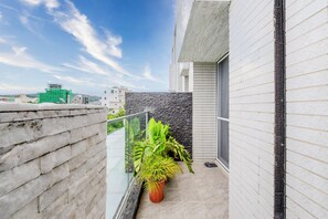 1 bed in 4-bed female dormitory room | View from room - Stay in Jialeshuei (Hengchun)