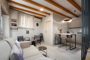 Interior - Luxurious apartment, old town, 4 persons,only 150m from the beach,with sea view. (Porec)