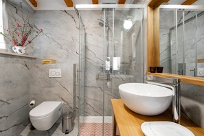 Haartrockner, Handtücher, Seife, Toilettenpapier