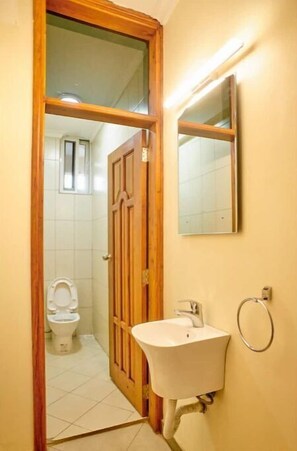 Dusj, håndklær, såpe og toalettpapir