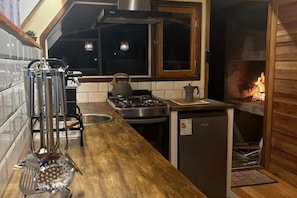 Kühlschrank, Mikrowelle, Ofen, Wasserkocher mit Kaffee-/Teezubehör