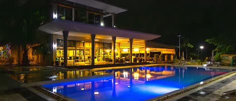 Piscina all'aperto, cabine incluse nel prezzo, ombrelloni da piscina