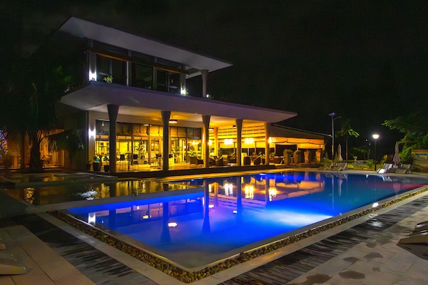 Una piscina al aire libre, camas de piscina gratis, sombrillas