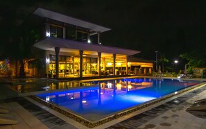 Outdoor pool, free pool cabanas, pool umbrellas - Azura Golf Resort & Spa (Mahavelona)