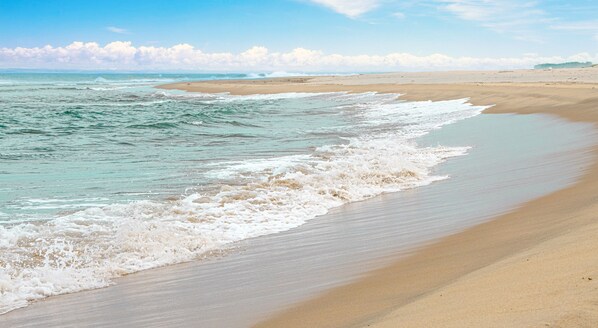 Private beach, white sand, free beach shuttle, beach towels - Azura Golf Resort & Spa (Mahavelona)