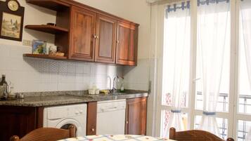 Kjøleskap, ovn, kokeplater og oppvaskmaskin