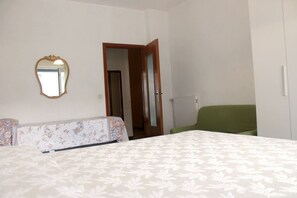 2 bedrooms, iron/ironing board, bed sheets