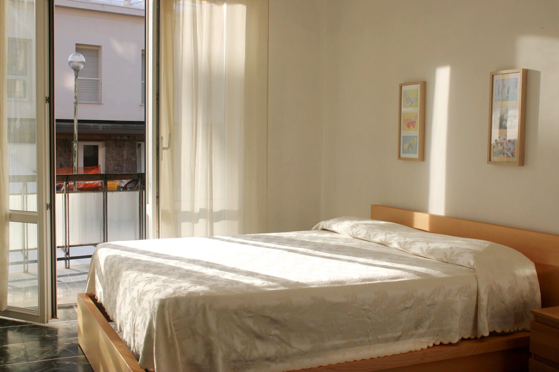 2 soverom, strykejern/-brett og sengetøy