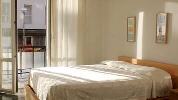 2 soverom, strykejern/-brett og sengetøy