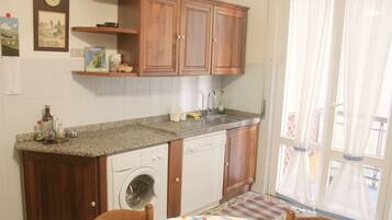 Kjøleskap, ovn, kokeplater og oppvaskmaskin