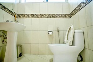 Dusche, umweltfreundliche Kosmetikartikel, Handtücher, Seife