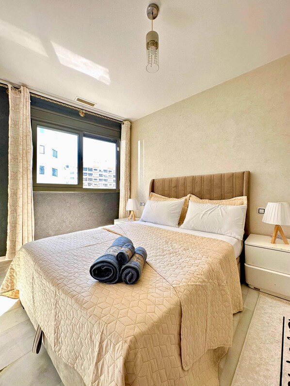 1 bedroom, desk, iron/ironing board, travel cot - The Orchid | Elegance on the Tangier Corniche (Tanger)
