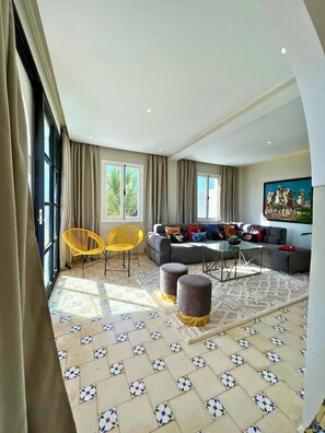 تلفزيون، مدفأة، مكتب