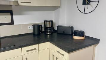 Four, plaque de cuisson, lave-vaisselle, cafetiĂšre/bouilloire