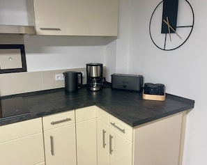 Four, plaque de cuisson, lave-vaisselle, cafetière/bouilloire