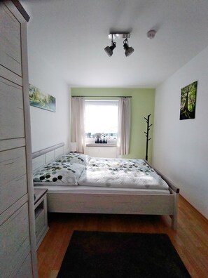 2 habitaciones, escritorio, tabla de planchar con plancha y wifi gratis
