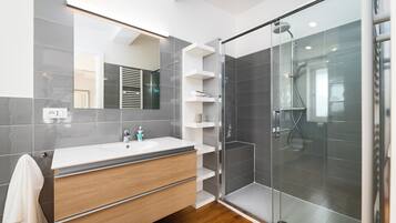 Apartamento superluxo | Banheiro | Produtos de toalete grátis, secador de cabelo, toalhas de banho