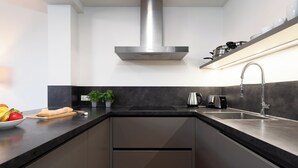 Căn hộ Cao cấp | Bếp riêng | Dụng cụ pha cà phê/trà, tủ lạnh, lò vi sóng, lò nướng 