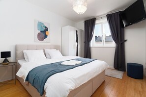 Luxury Apartment | 3 bedrooms, desk, blackout curtains, soundproofing - 4-room apartment near Charles Square (Prague)