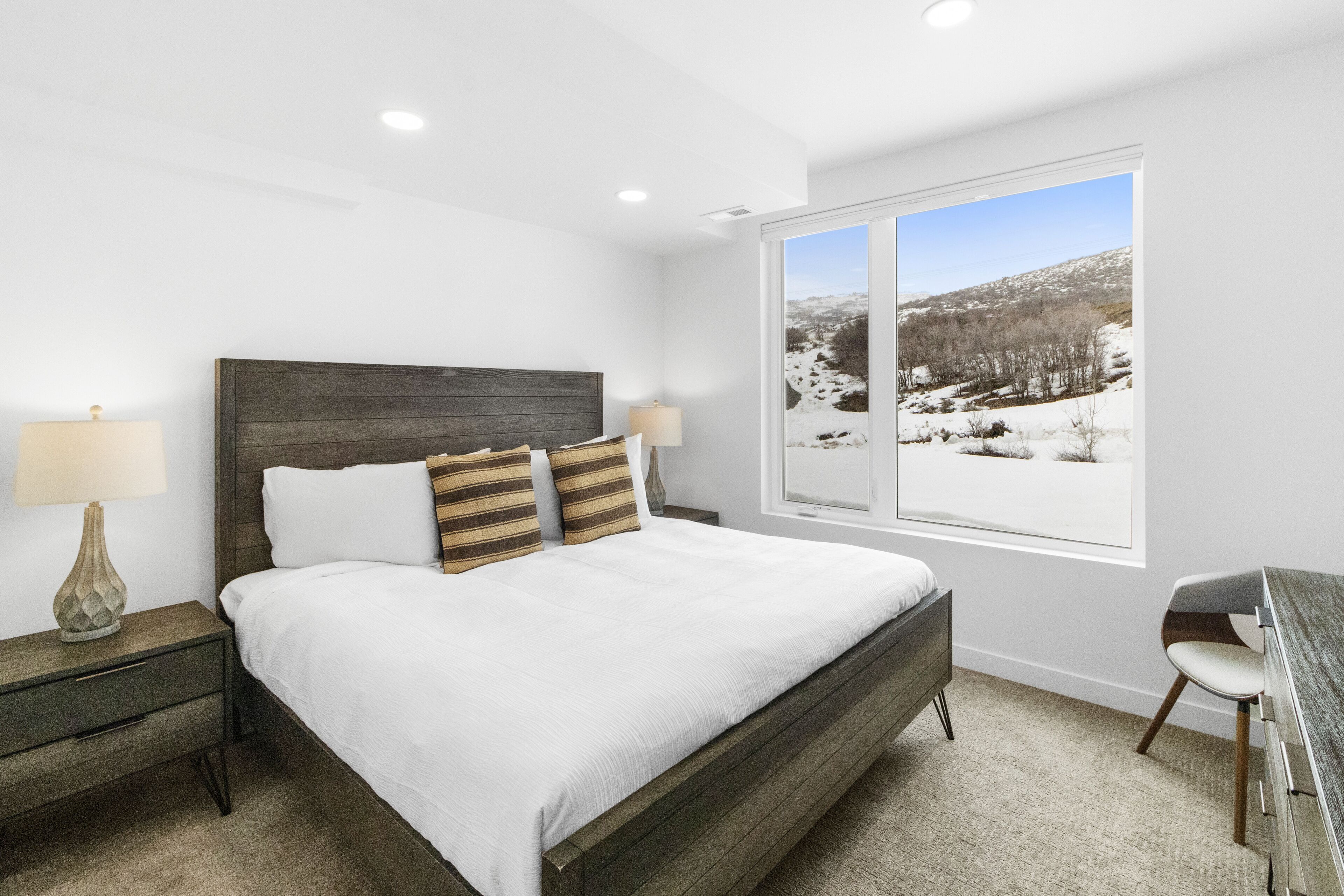 4 slaapkamers, een bureau, een strijkplank/strijkijzer, gratis wifi