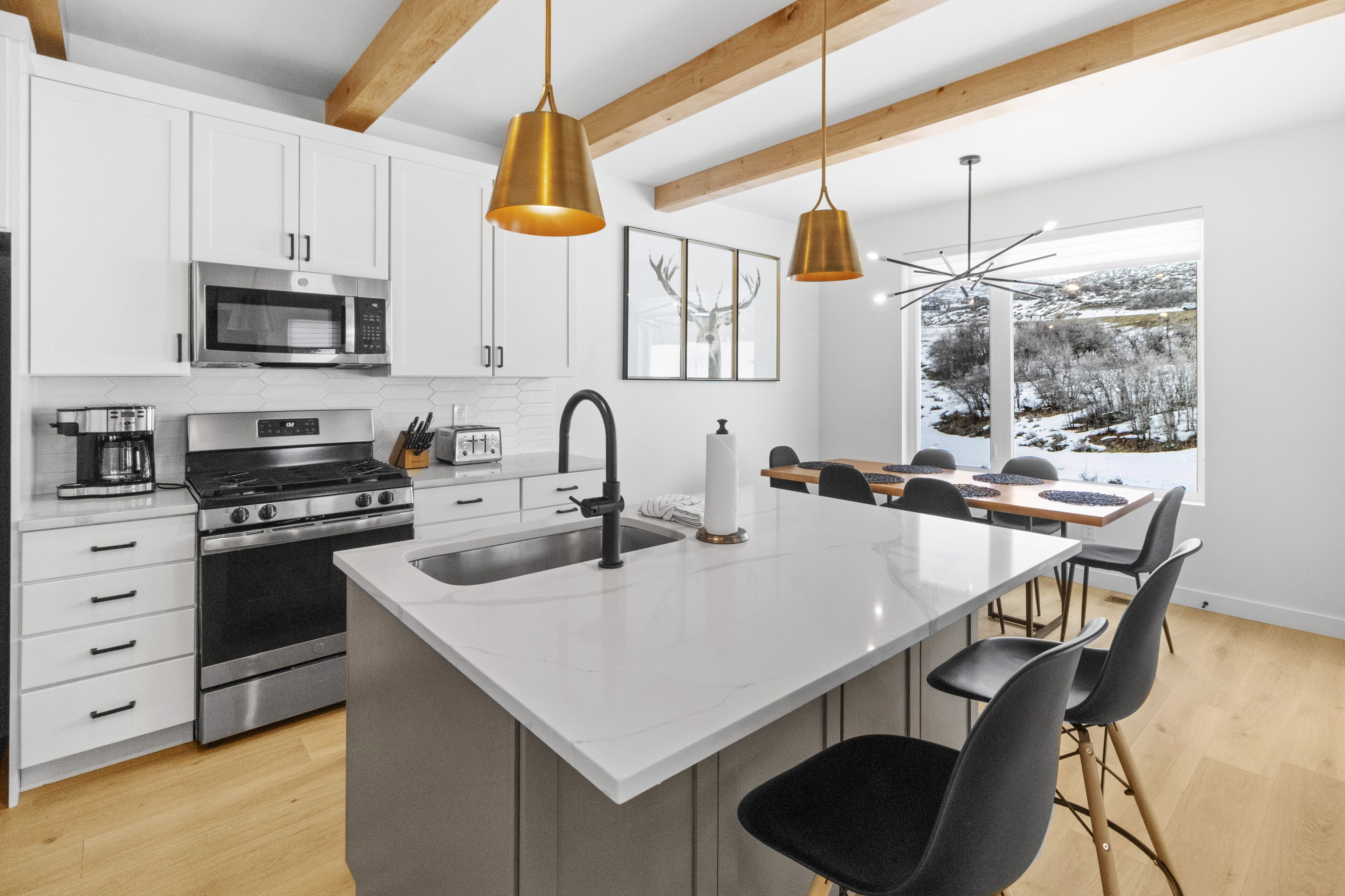 Een koelkast, een microgolfoven, een oven, een kookplaat