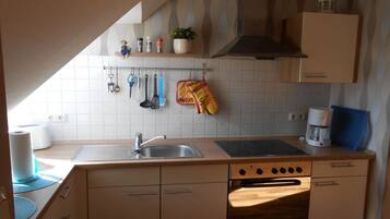 Herdplatte, Geschirrspüler, Esstisch