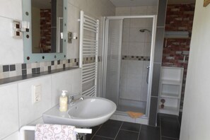 Douche, serviettes fournies